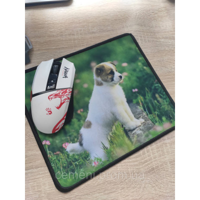 Коврик для мыши с принтом щенка на природе — тканевый, резиновая основа, реалистичное фото